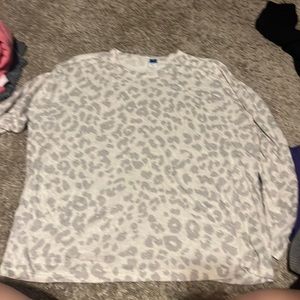old navy gray and white cheata print long sleve
